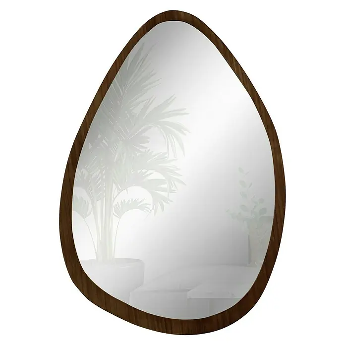 Espejo de pared Esfera - 64 x 89 cm, Tabaco - Elegante diseño de espejo en forma de lágrima con marco de madera. El espejo refleja una planta y una mesa, añadiendo un toque elegante a cualquier habitación.