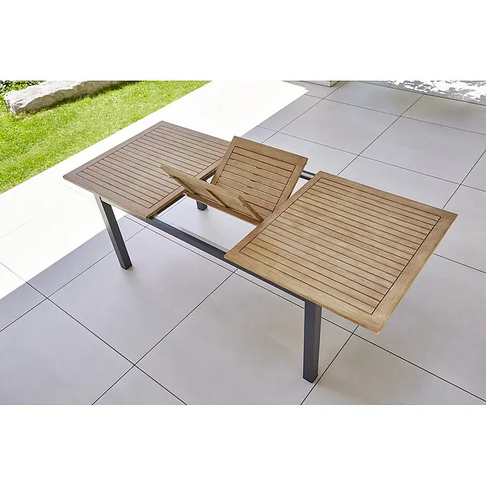 Gartenmöbel-Set Carina/Maja I - 7 -tlg., Akazie/Textilen/Metall, Naturbraun/Anthrazit, Tischplatte ausziehbar - Ausziehbarer Gartentisch aus Holz mit Metallbeinen für den Außenbereich. Der Tisch ist teilweise ausgezogen.
