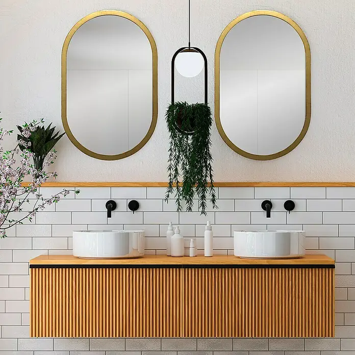 Espejo de pared Ovalado - 45 x 70 cm, Oro - Elegante interior de baño que muestra dos espejos ovalados, un mueble de madera y iluminación moderna, creando un ambiente moderno y elegante.