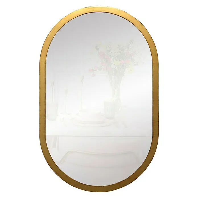 Espejo de pared Ovalado - 45 x 70 cm, Oro - Espejo ovalado con marco dorado. El espejo refleja un arreglo con flores, platos y velas sobre una mesa.