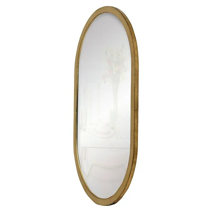 Espejo de pared Ovalado - 45 x 70 cm, Oro - Espejo ovalado de pared con marco dorado, que refleja una mesa elegantemente dispuesta con arreglos florales.