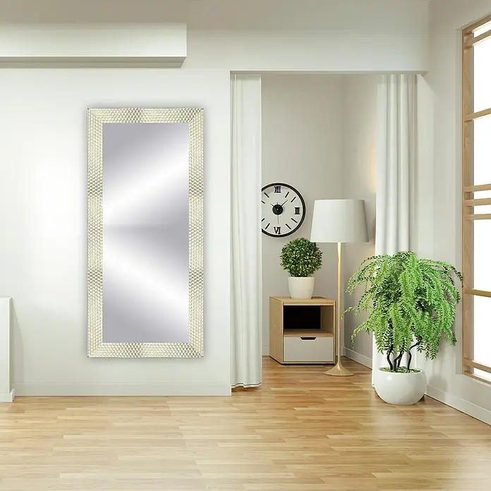 Espejo de pared Espiral - 56 x 150 cm, Gris - Un espejo de cuerpo entero con un marco decorativo, combinando elegancia y funcionalidad en un ambiente luminoso.