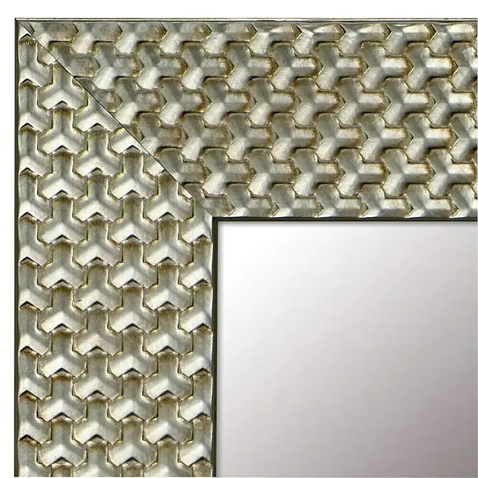 Espejo de pared Espiral - 56 x 150 cm, Gris - Primer plano de un espejo plateado con un marco texturizado geométrico, mostrando un diseño moderno y elegante.