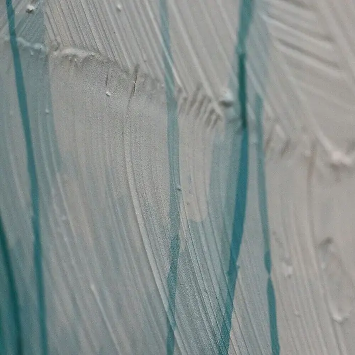 Cuadro 512 - Abstracto 512, An x Al: 42 x 52 cm, 1 pzs. - Primer plano de un lienzo con pinceladas dinámicas en blanco y detalles turquesa, creando una textura moderna y artística.