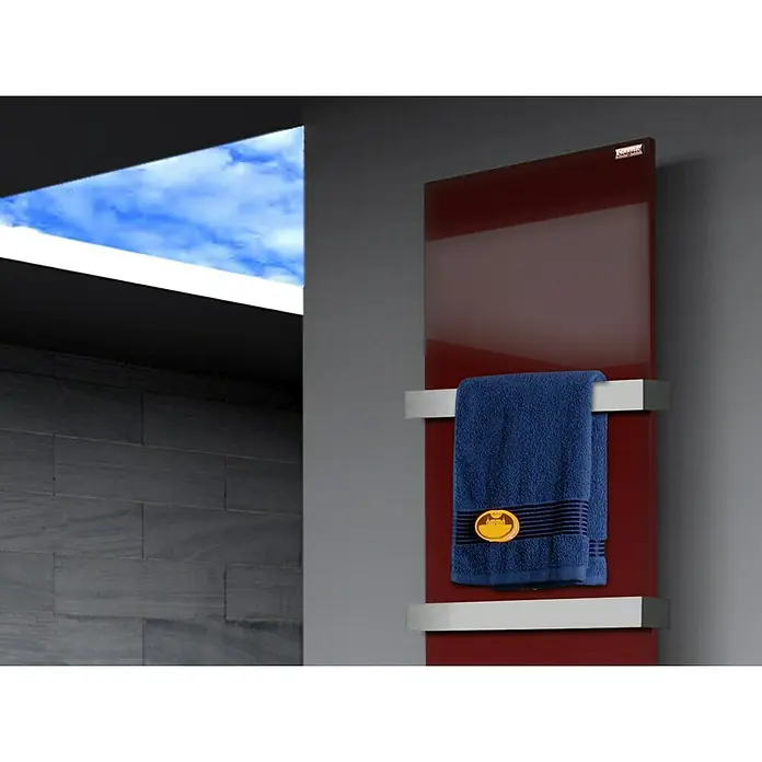Szagato Designheizkörper Manhattan 3 - B x H: 470 x 1.800 mm, Wärmeleistung bei Vorlauftemperatur von 75 °C (D: 50): 1.118 W, Rot, Mit 2 Handtuchhalter (50 mm) - Nahaufnahme eines roten Handtuchwärmers mit blauem Handtuch im modernen Badezimmer, der für Wärme und Komfort sorgt.