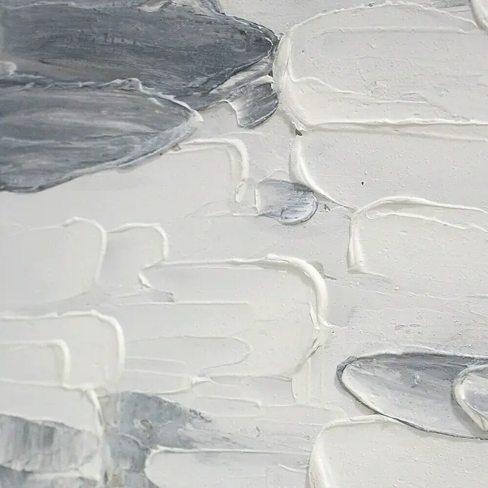 Cuadro set de 2 Abstractos - Abstracto, An x Al: 50 x 50 cm, 2 pzs. - Primer plano de una pintura abstracta con trazos de pintura blancos y grises, creando una superficie texturizada y una estética moderna.