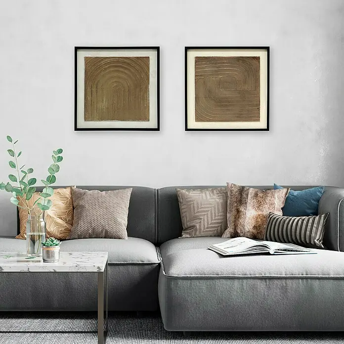 Cuadro set de 2 Abstractos Texturizados - Abstracto texturizado, An x Al: 50 x 50 cm, 2 pzs. - Arte de pared con dos imágenes abstractas marrones enmarcadas sobre un sofá gris con cojines y una mesa auxiliar, creando un ambiente moderno.