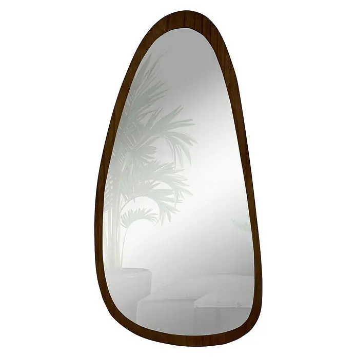 Espejo de pared Prisma - 58 x 118 cm, Tabaco - Un espejo irregular, orientado verticalmente, con un distintivo marco de madera marrón, que refleja una planta de interior y un espacio interior luminoso.