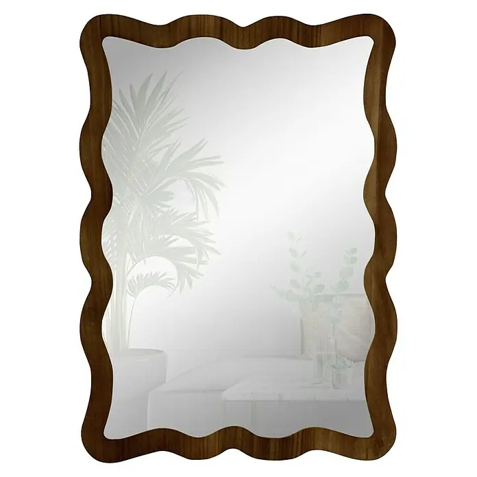 Espejo de pared Cube - 64 x 89 cm, Tabaco - Un espejo de pared elegante con un marco de madera ondulado, que añade un toque natural y elegante a cualquier habitación. Ideal para dormitorio o pasillo.