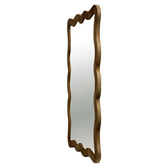 Espejo de pared Cube - 64 x 89 cm, Tabaco - Este artículo muestra un espejo delgado con forma irregular con un marco de madera clara, ideal como elemento decorativo.