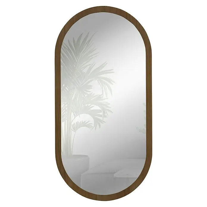 Espejo de pared Alba - 58 x 118 cm, Tabaco - Un espejo ovalado con un marco de madera marrón claro, que refleja una planta de interior y un sofá moderno al fondo.