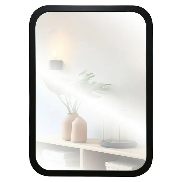 Espejo de pared Vintage - 48 x 68 cm, Negro - Un espejo rectangular con esquinas redondeadas y un marco negro estrecho, que refleja una disposición de jarrones, plantas y una lámpara.