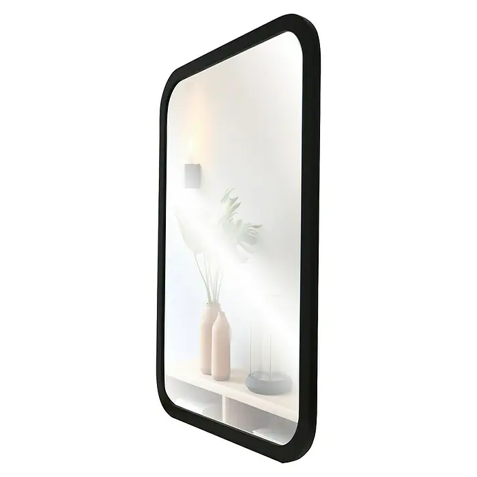 Espejo de pared Vintage - 48 x 68 cm, Negro - Un espejo elegante con marco negro que refleja una decoración minimalista con jarrones y una estantería. Ideal para un vestíbulo o baño.