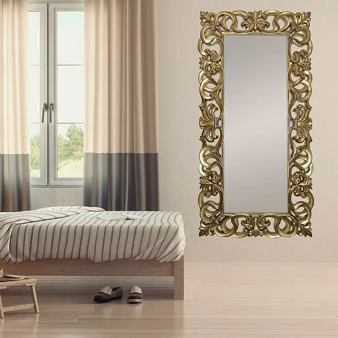 Espejo de pared Goya - 88 x 178 cm, Oro betún - Elegante habitación con un gran espejo dorado. Un acento decorativo que aporta estilo y clase a cualquier habitación, con ventana y cama.