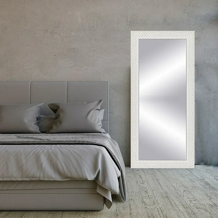 Espejo de pared Espiral - 56 x 150 cm, Blanco - Un elegante dormitorio presenta un gran espejo rectangular con un sutil marco estampado, que agrega profundidad a la habitación.