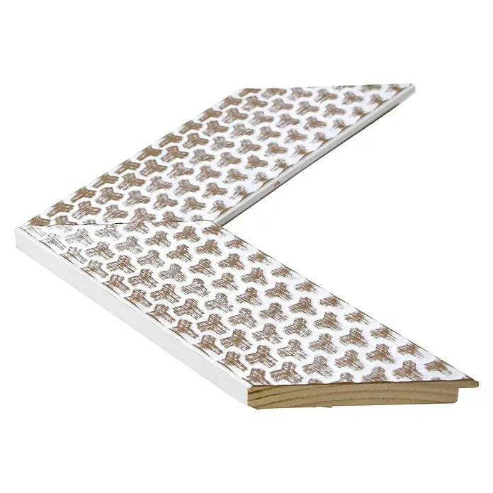 Espejo de pared Espiral - 56 x 150 cm, Blanco - Aquí hay una imagen de un marco de fotos blanco impreso con formas geométricas marrones, dispuesto en ángulo.