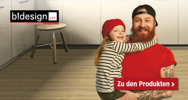Mann steht mit Kind in der Küche