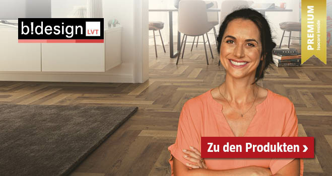 Frau lächelt und steht im Wohnzimmer