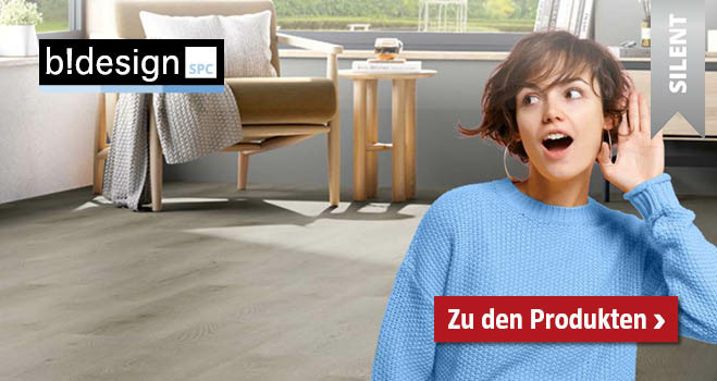 Frau lauscht im Wohnzimmer