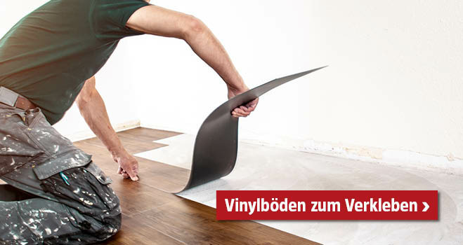 Mann verlegt Klebe-Vinylboden