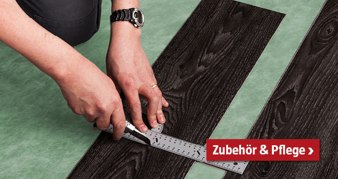 Frau schneidet Vinylboden auf Unterlagsmatte