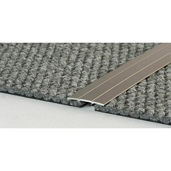 LOGOCLIC Übergangsprofil 132 - Edelstahl matt, 1 m x 38 mm x 2,5 mm, Montageart: Kleben - Bild eines Übergangsprofils auf einem grauen Teppich.