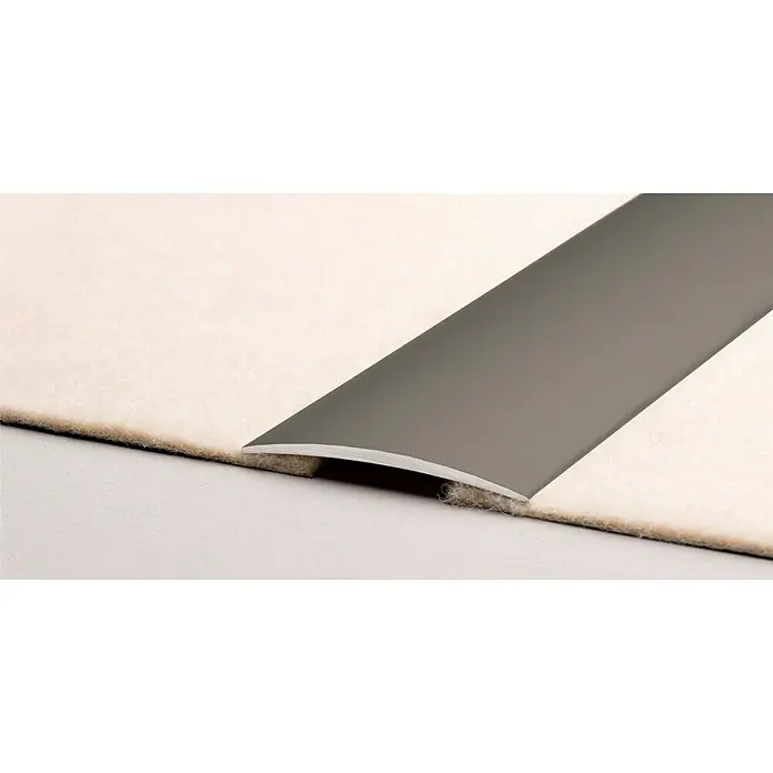 LOGOCLIC Übergangsprofil 134 - Edelstahl matt, 1 m x 60 mm x 5 mm, Montageart: Kleben - Nahaufnahme eines Übergangsprofils zwischen zwei Teppichböden, das eine saubere und ästhetische Verbindung schafft.