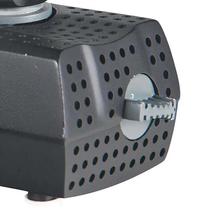 Heissner Wasserspielpumpe Aqua Strak Eco Indoor - 8 W, Fördermenge pro Std.: 200 l - 700 l - Nahaufnahme einer grauen, kastenförmigen Pumpe mit runden Löchern und einem geriffelten, rechteckigen Griff für Einstellungen.