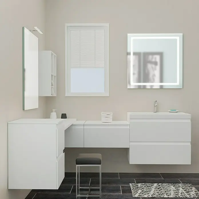 Camargue Espacio Badmöbel-Set X22 - Gama weiß matt - Elegantes Badezimmer mit weißen Möbeln, einem beleuchteten Spiegel und dunklen Bodenfliesen für ein modernes Ambiente.