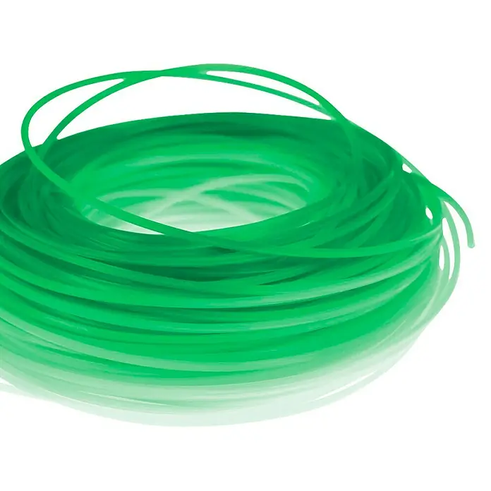 Oregon Trimmerfaden Coloured Line - Fadenlänge: 15 m, Fadenstärke: 2 mm - Nahaufnahme eines hellgrünen Rasentrimmerfadens, der spiralförmig aufgewickelt ist und auf einem schwarzen Hintergrund liegt.