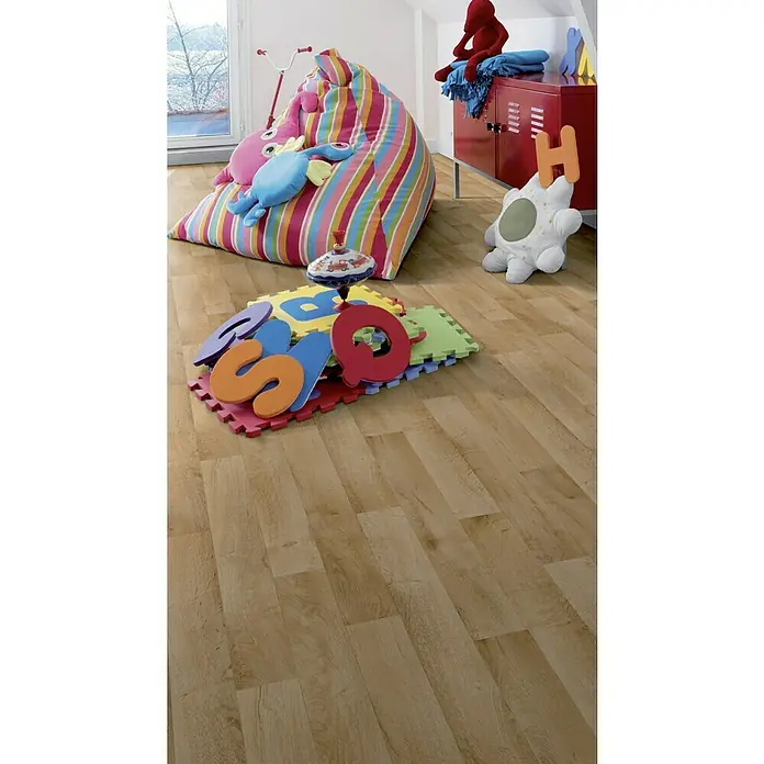 Tarkett Suelo de PVC a metros Patrimoine Dark - Efecto madera, Ancho: 2 m, Marrón/Roble oscuro - Una habitación infantil luminosa que muestra un surtido colorido de juguetes, un puf de rayas y un armario rojo. El enfoque está en los juguetes.