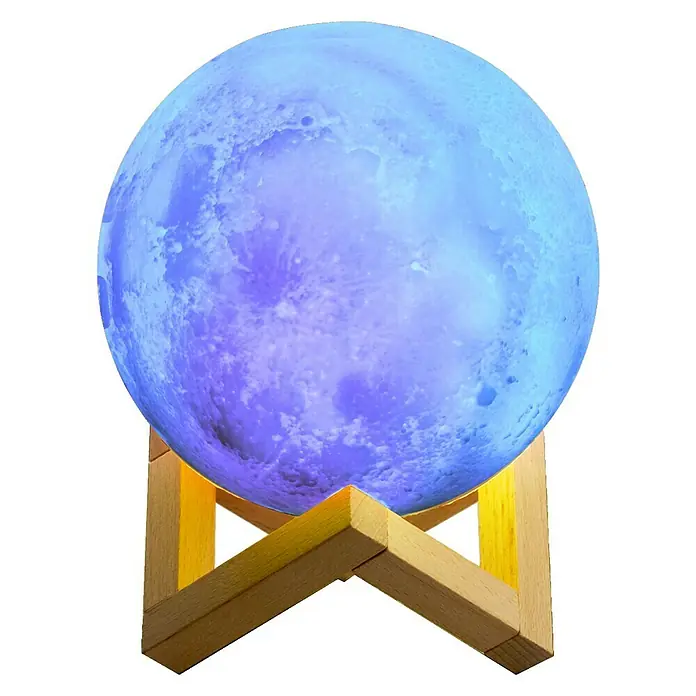 Voltomat Tischleuchte Luna - 15 W, Weiß, RGB - Blaue Mondlampe auf einem Holzständer, die ein sanftes und stimmungsvolles Licht abgibt und eine entspannende Atmosphäre schafft.