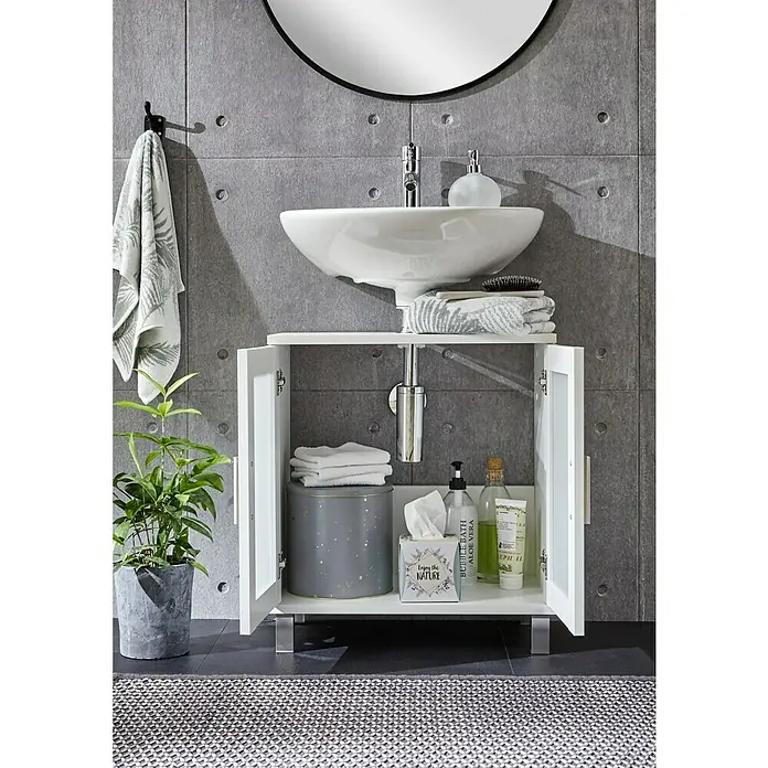 Riva Waschtischunterschrank - 57 x 33 x 63 cm, Weiß, Matt - Ein modernes Badezimmer mit einem weißen Waschtischunterschrank, der diverse Badutensilien stilvoll verstaut und präsentiert.