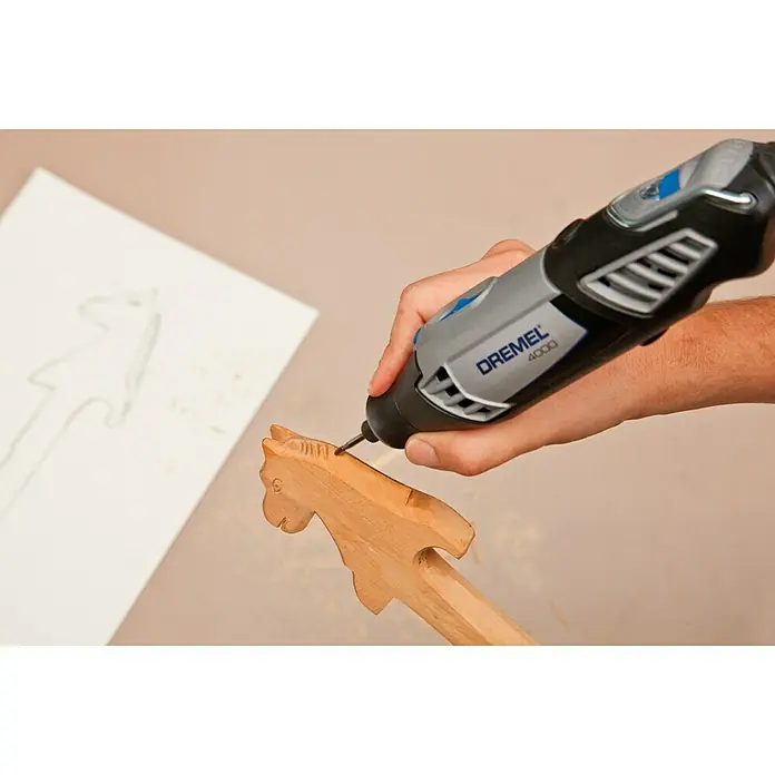 Dremel Fräsmesser 118 - Kegelkopf, Hartmetall, 2 Stk. - Dremel 4000 Multifunktionswerkzeug beim Bearbeiten eines Holzpferds, ideal für detaillierte Holzarbeiten und kreative Projekte.