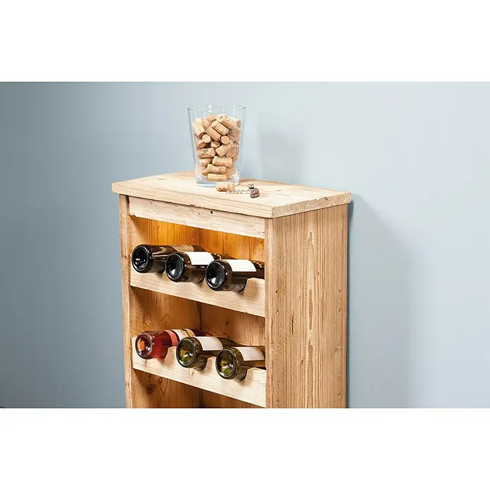 Massivholzbrett Tiroler FichteFichte, 120 x 28,8 x 2,7 cm, Gehackt - Weinregal aus Holz mit Weinflaschen und einem Glas voller Korken oben drauf. Rustikales Design für die stilvolle Weinlagerung.