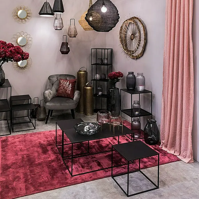 Schale Oskari - Ø x H: 34 x 9 cm, Grau - Wohnzimmer-Szene mit stilvollen Möbeln und dekorativen Elementen. Schwarze Couchtische und ein roter Teppich dominieren den Raum.