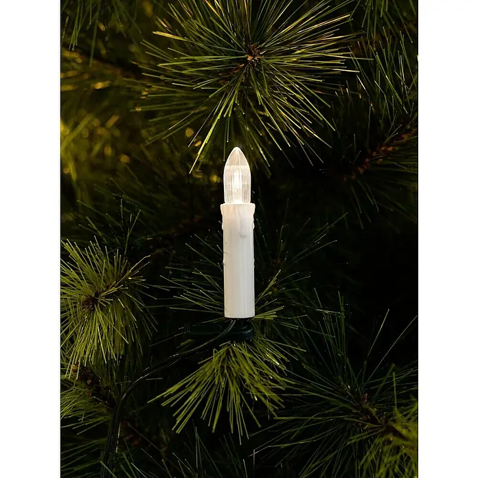 Konstsmide Baumkerzen-Set - Grün, LED - Festliche Nahaufnahme einer weißen LED-Kerze mit Clip an einem Weihnachtsbaum mit grünen Nadeln, strahlendes Licht.