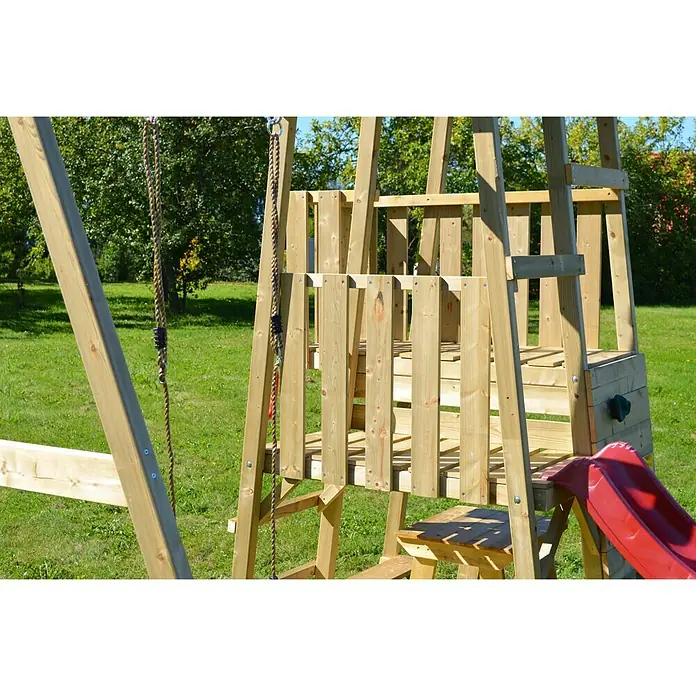 Wendi Toys Kinderspielturm Gorilla - Natur/Rot - Nahaufnahme eines hölzernen Kinderspielturms mit Schaukel und roter Rutsche im Garten, ideal für Outdoor-Aktivitäten.