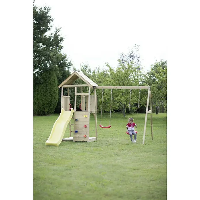 Wendi Toys Kinderspielturm Pinguin - Natur/Gelb - Kind spielt auf einem hölzernen Spielplatz mit Rutsche, Kletterwand und Schaukel. Der Spielplatz ist für Kinder ein Highlight.
