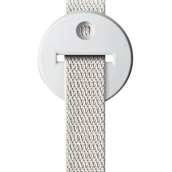 Schellenberg Gurtführung Standard Mini & MaxiDurchmesser: 42 mm, Weiß - Nahaufnahme eines weißen Stoffarmbandes mit einer runden Schnalle, die das moderne Design und die hochwertige Verarbeitung hervorhebt.