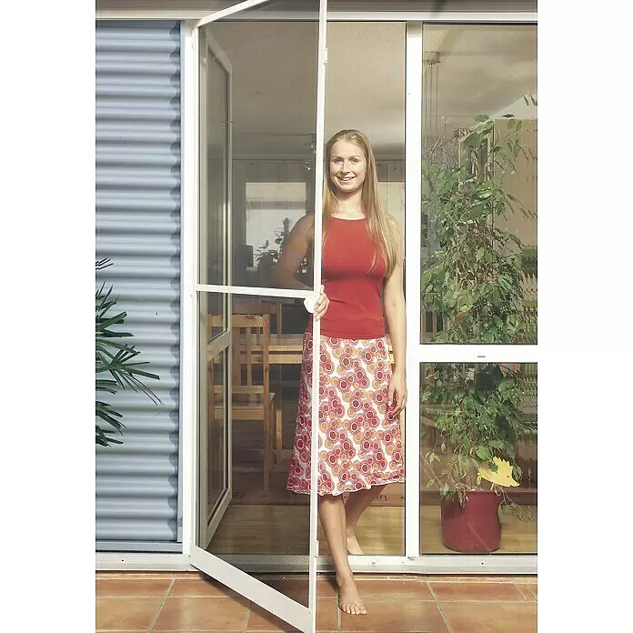 Schellenberg Insect Stop Mosquitera Magnetic Reflection - An x Al: 100 x 120 cm, Color bastidor: Blanco, Montaje de la mosquitera: Fijación magnética - Puerta mosquitera con marco blanco y malla, abierta para la entrada, mostrando protección contra insectos y flujo de aire.