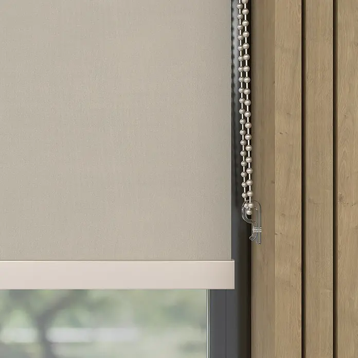 Verdunkelungsrollo Luxus - B x H: 200 x 190 cm, Twill - Nahaufnahme eines beigen Rollos mit silberner Kugelkette an einem Fenster. Holzpaneele sind sichtbar.