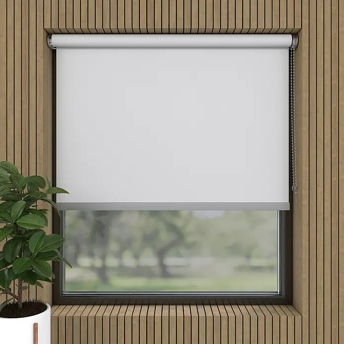 Verdunkelungsrollo Luxus - B x H: 160 x 190 cm, Weiß - Ein helles, modernes Rollo vor einem Fenster, das einen beruhigenden Blick ins Grüne bietet, perfekt für ein stilvolles Zuhause.