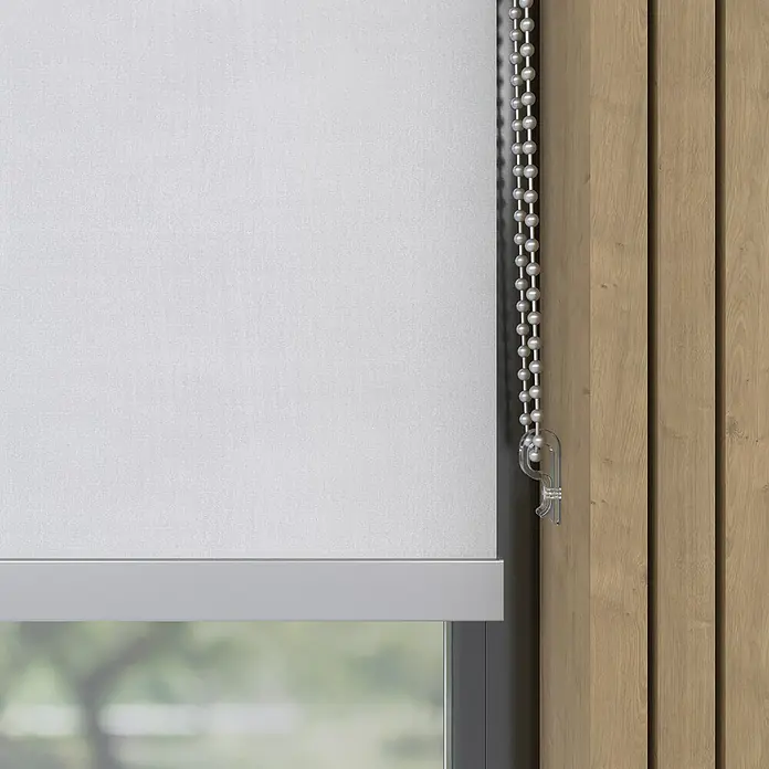 Verdunkelungsrollo Luxus - B x H: 160 x 190 cm, Weiß - Detailaufnahme einer weißen Rolljalousie mit silberner Kette und Holzverkleidung.