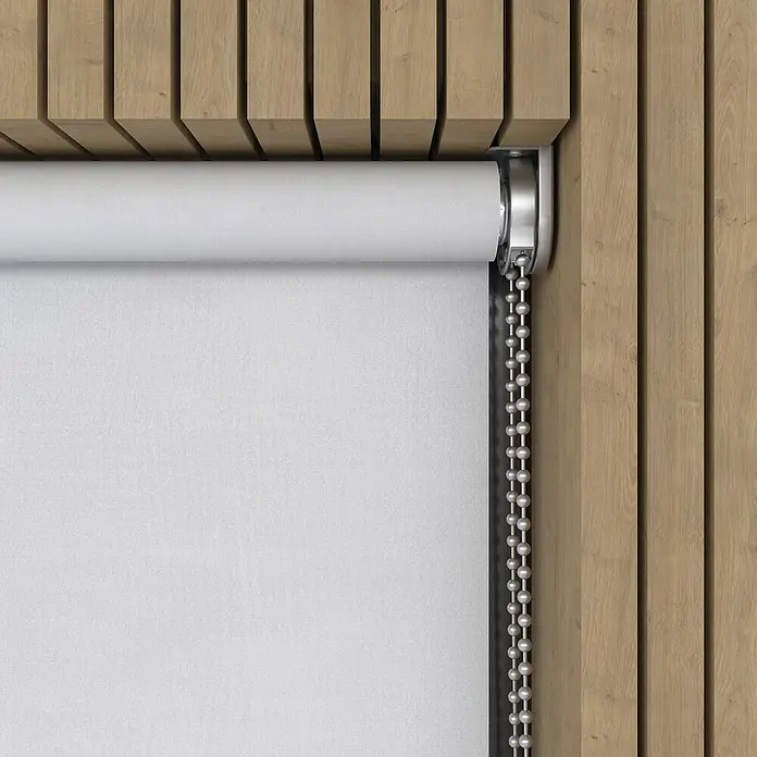 Verdunkelungsrollo Luxus - B x H: 160 x 190 cm, Weiß - Detailansicht einer weißen Rollmarkise mit Kettenzug vor einer Holzwand. Ideal für Sonnenschutz und Fenstergestaltung.