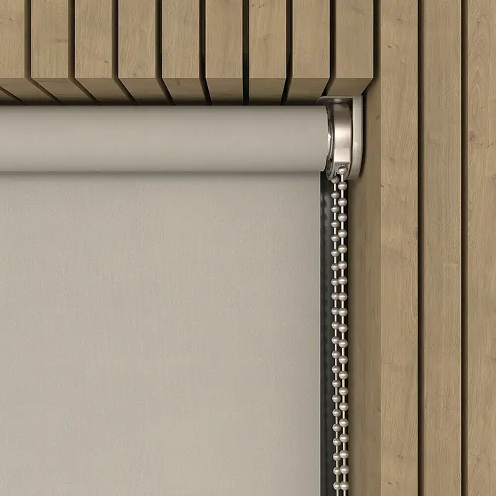 Verdunkelungsrollo Luxus - B x H: 200 x 190 cm, Twill - Detailaufnahme eines Rollos mit Kettenzug vor einer Holzpaneelwand, das eine moderne Fensterdekoration zeigt.