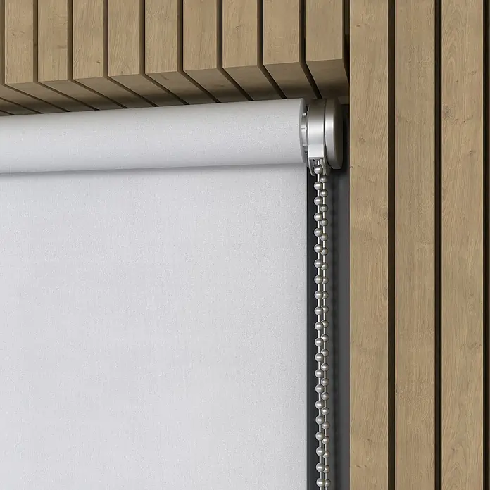 Verdunkelungsrollo Luxus - B x H: 160 x 190 cm, Weiß - Nahaufnahme einer weißen Rollo mit silberner Kette vor einem Hintergrund aus Holzpaneelen.