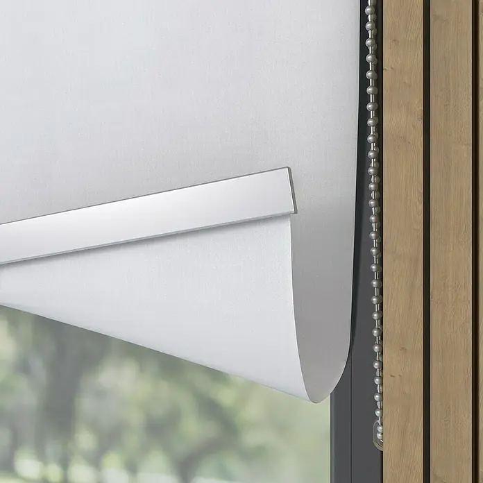 Verdunkelungsrollo Luxus - B x H: 160 x 190 cm, Weiß - Nahaufnahme einer weißen Rollgardine mit silberner Kette und Metallelementen, die das Licht im Raum sanft filtert.