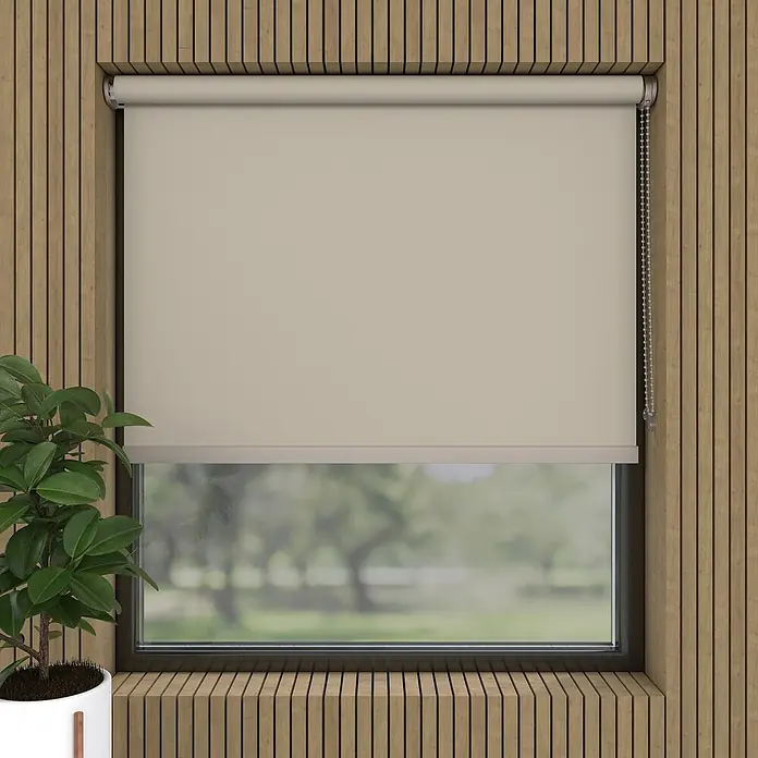 Verdunkelungsrollo Luxus - B x H: 200 x 190 cm, Twill - Nahaufnahme eines beigen Rollos vor einem Fenster mit Holzpaneelen.