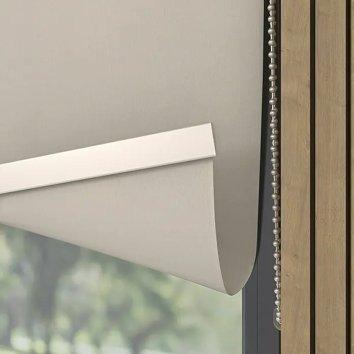 Verdunkelungsrollo Luxus - B x H: 200 x 190 cm, Twill - Nahaufnahme einer Rolljalousie in Beige mit einer weißen Leiste und einer silbernen Kugelkette vor einem Fenster.